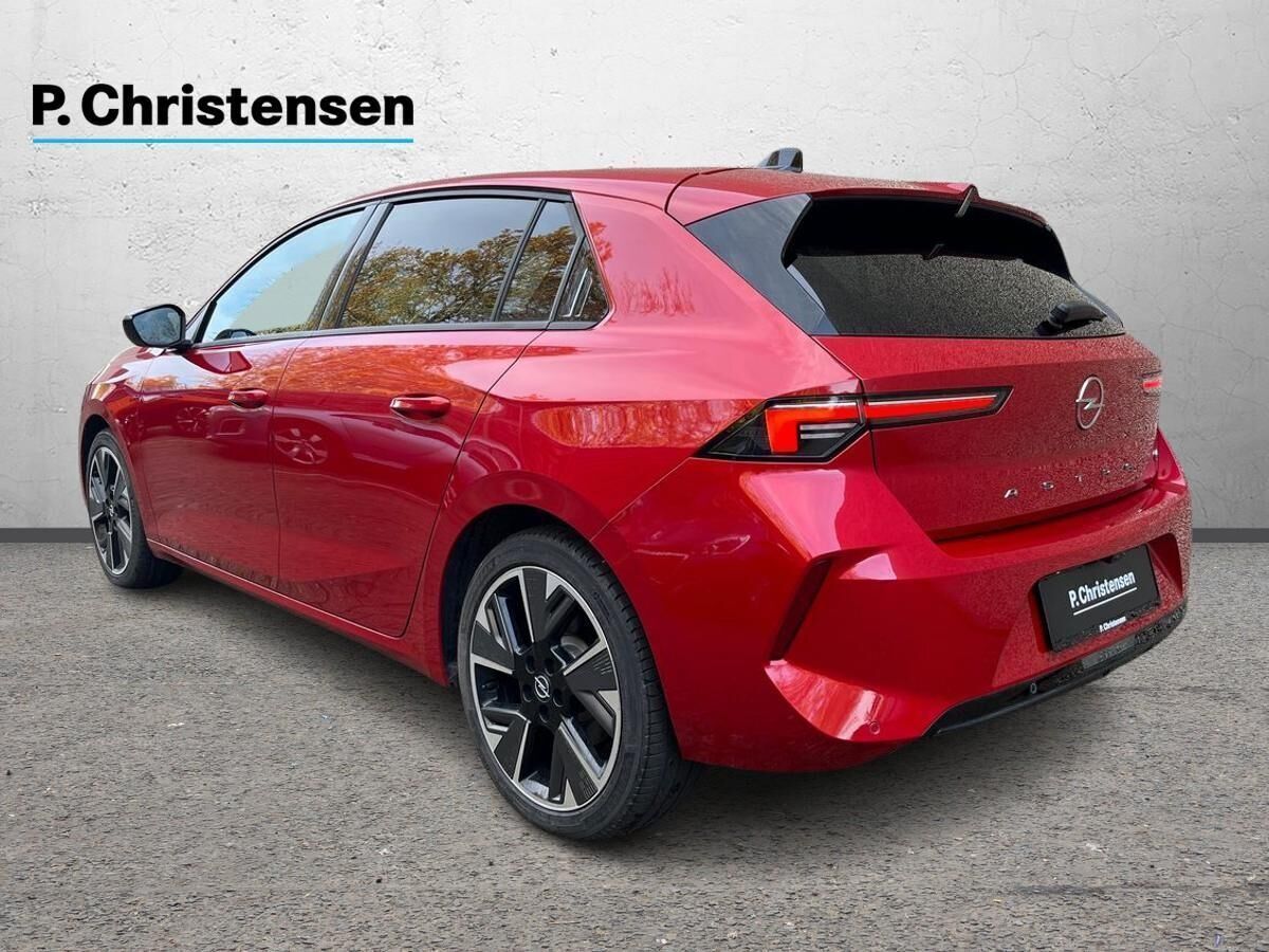 Rød Opel Astra-e fra 2023