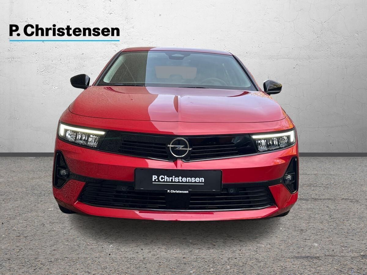 Rød Opel Astra-e fra 2023