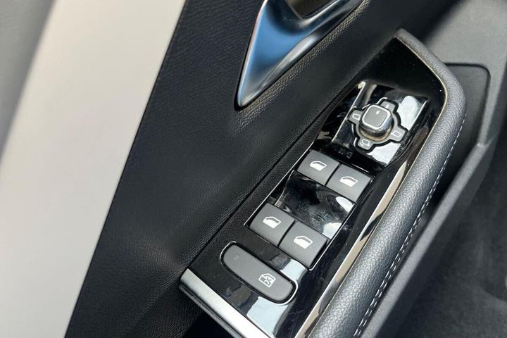 Rød Opel Astra-e fra 2023