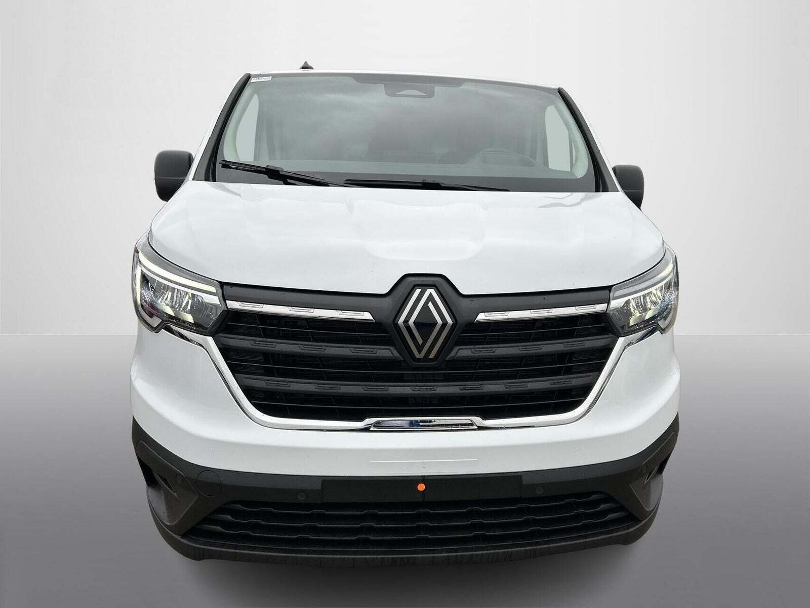 Beige Renault Trafic fra 2025