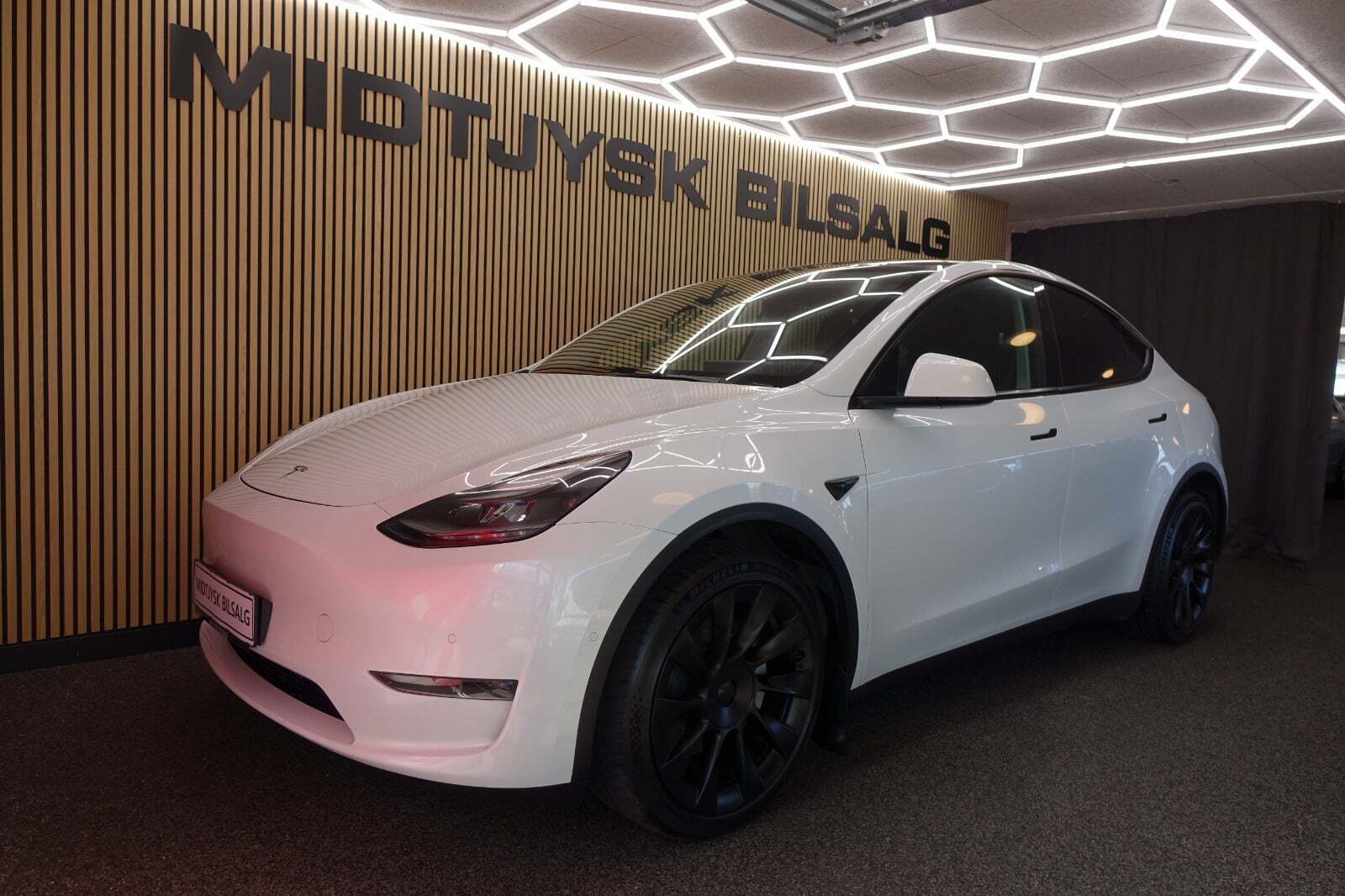 Hvid Tesla Model Y fra 2022 set udefra