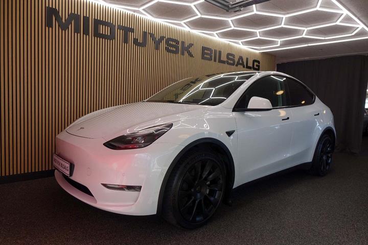 Hvid Tesla Model Y fra 2022 set udefra