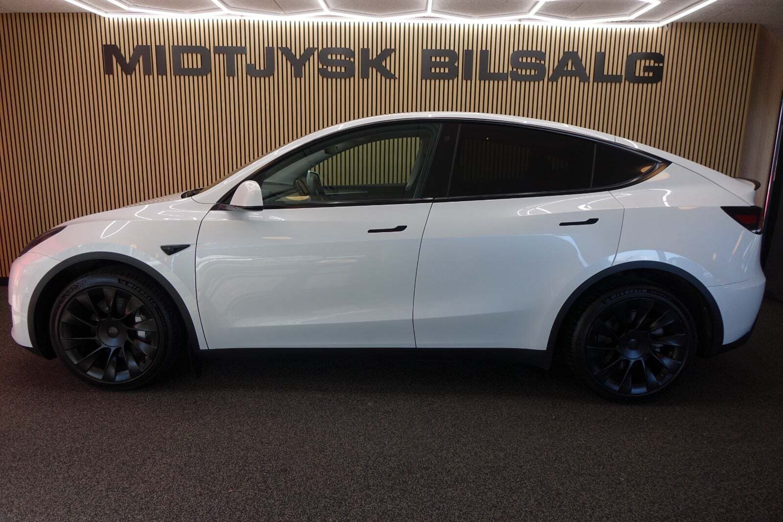 Hvid Tesla Model Y fra 2022