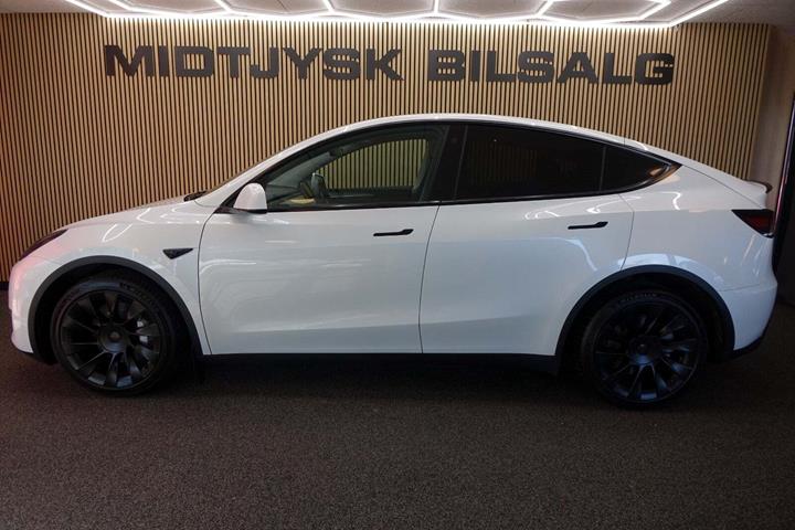 Hvid Tesla Model Y fra 2022