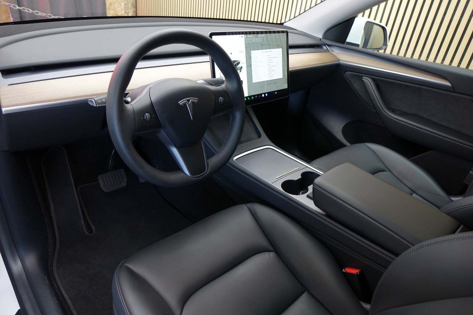 Hvid Tesla Model Y fra 2022
