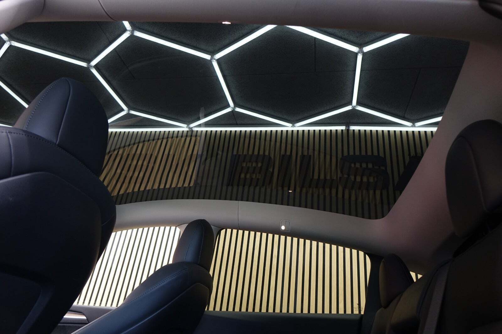 Hvid Tesla Model Y fra 2022