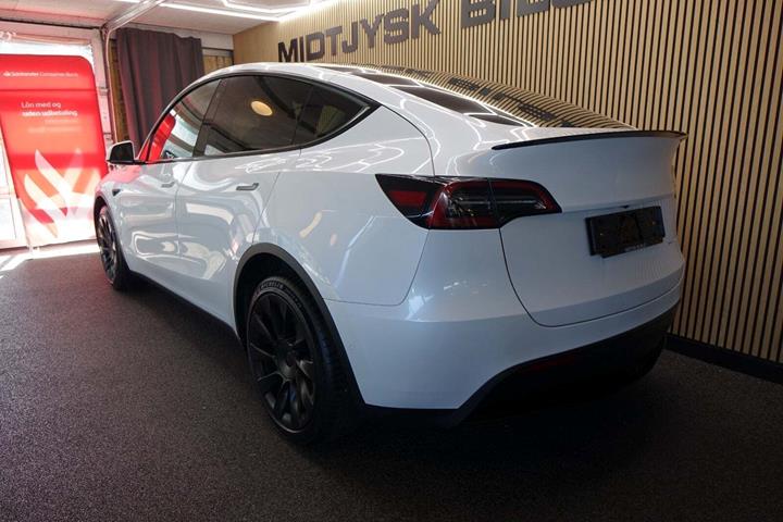 Hvid Tesla Model Y fra 2022