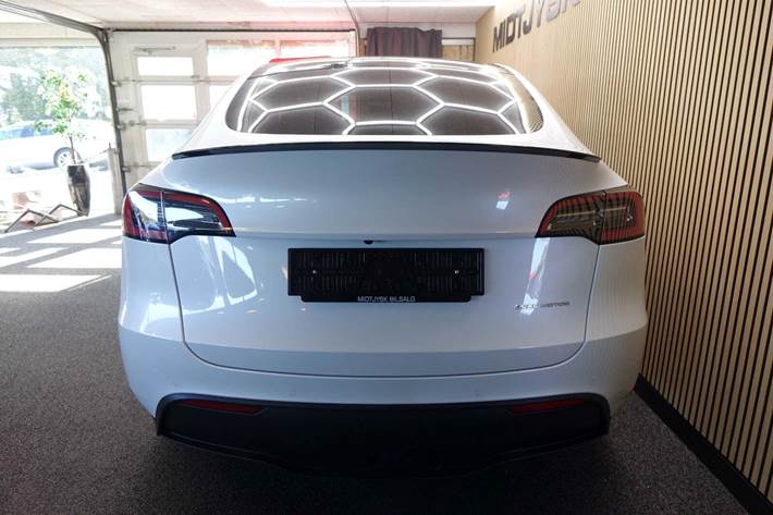 Hvid Tesla Model Y fra 2022
