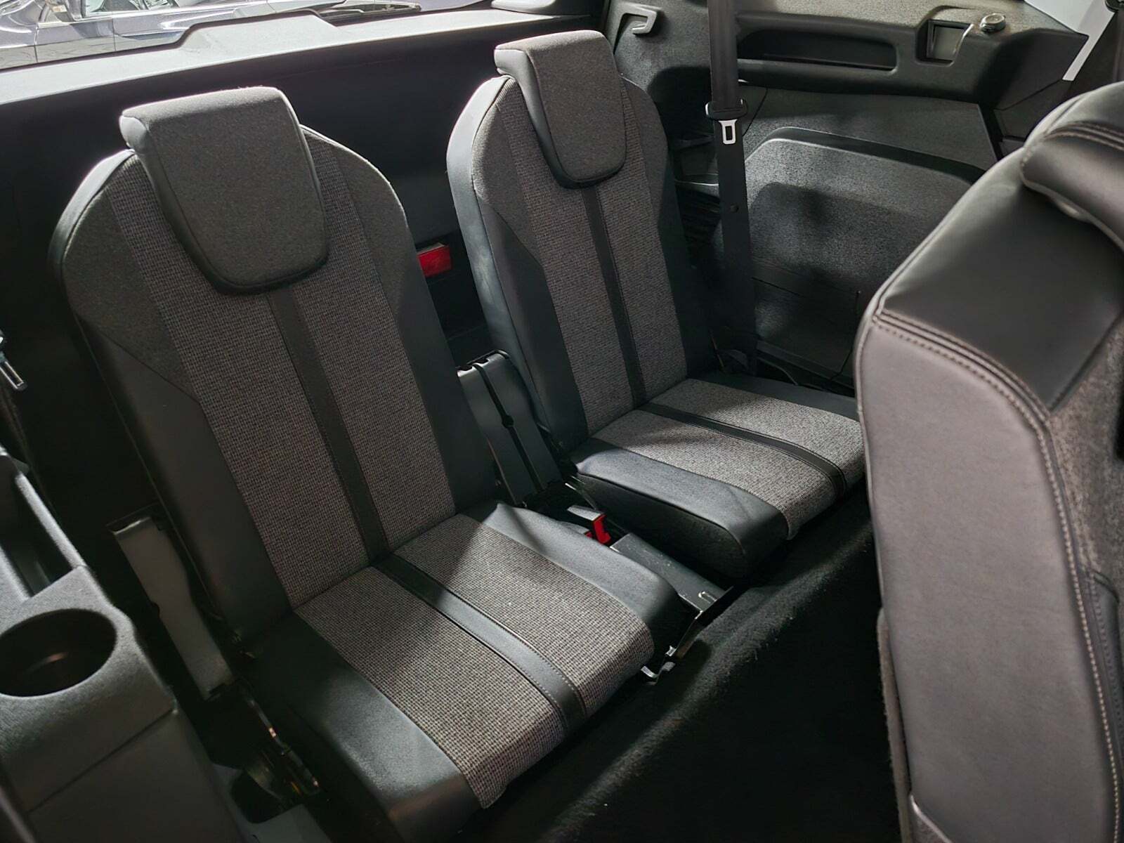 Grå Peugeot 5008 fra 2019