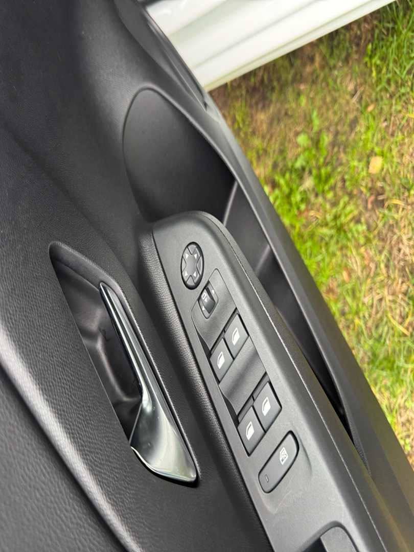 Sort Peugeot e-208 fra 2025