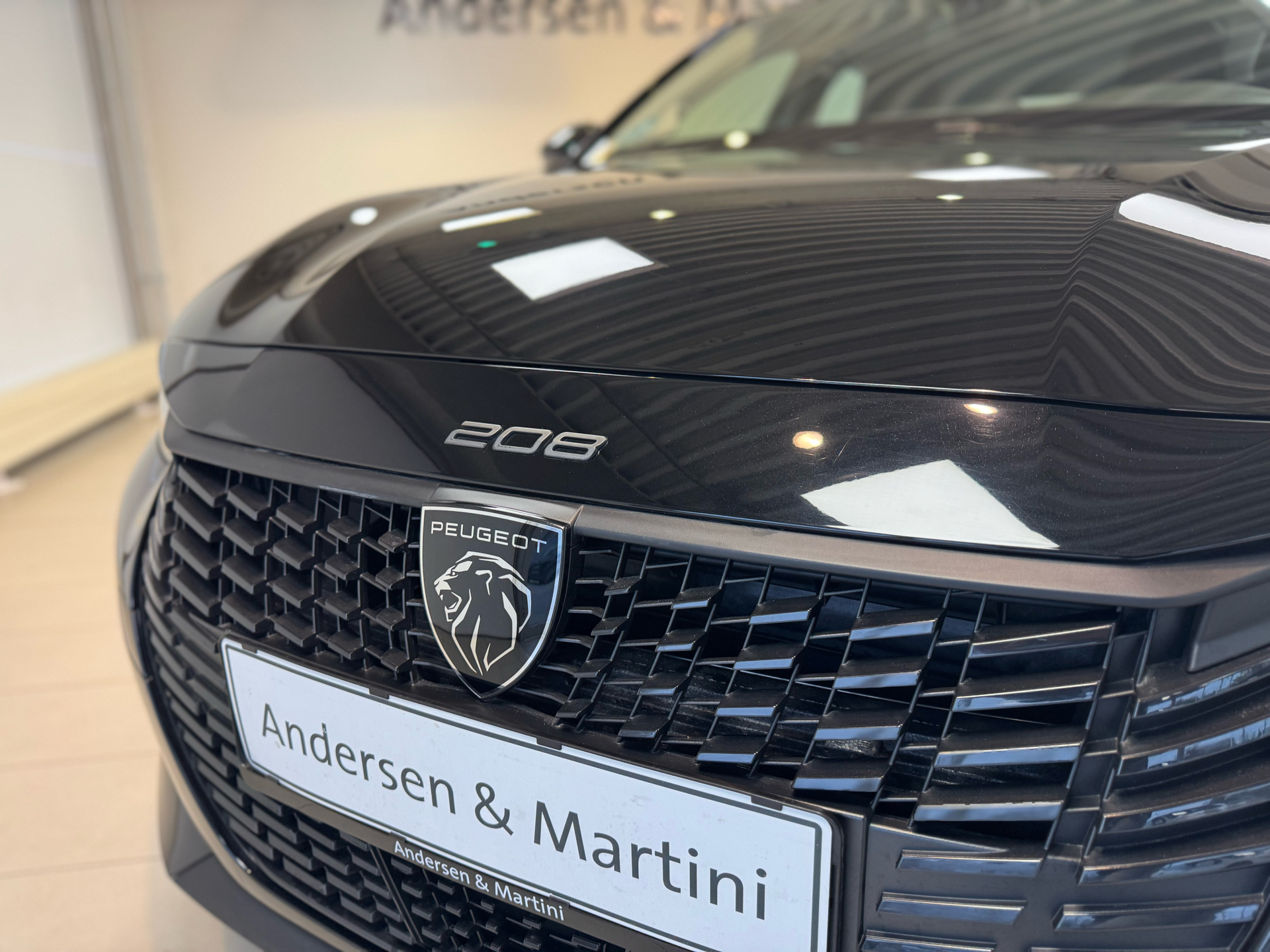 Sort Peugeot e-208 fra 2025