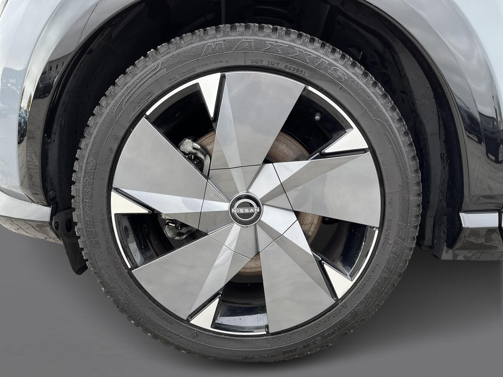 Grå Nissan Ariya fra 2024