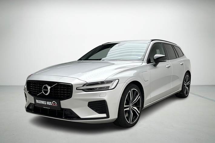 Grå Volvo V60 fra 2021 set udefra