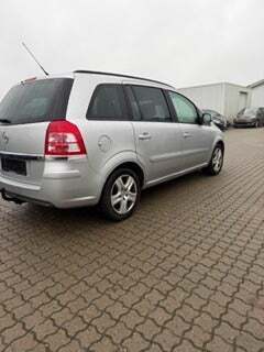 Sølv Opel Zafira fra 2010