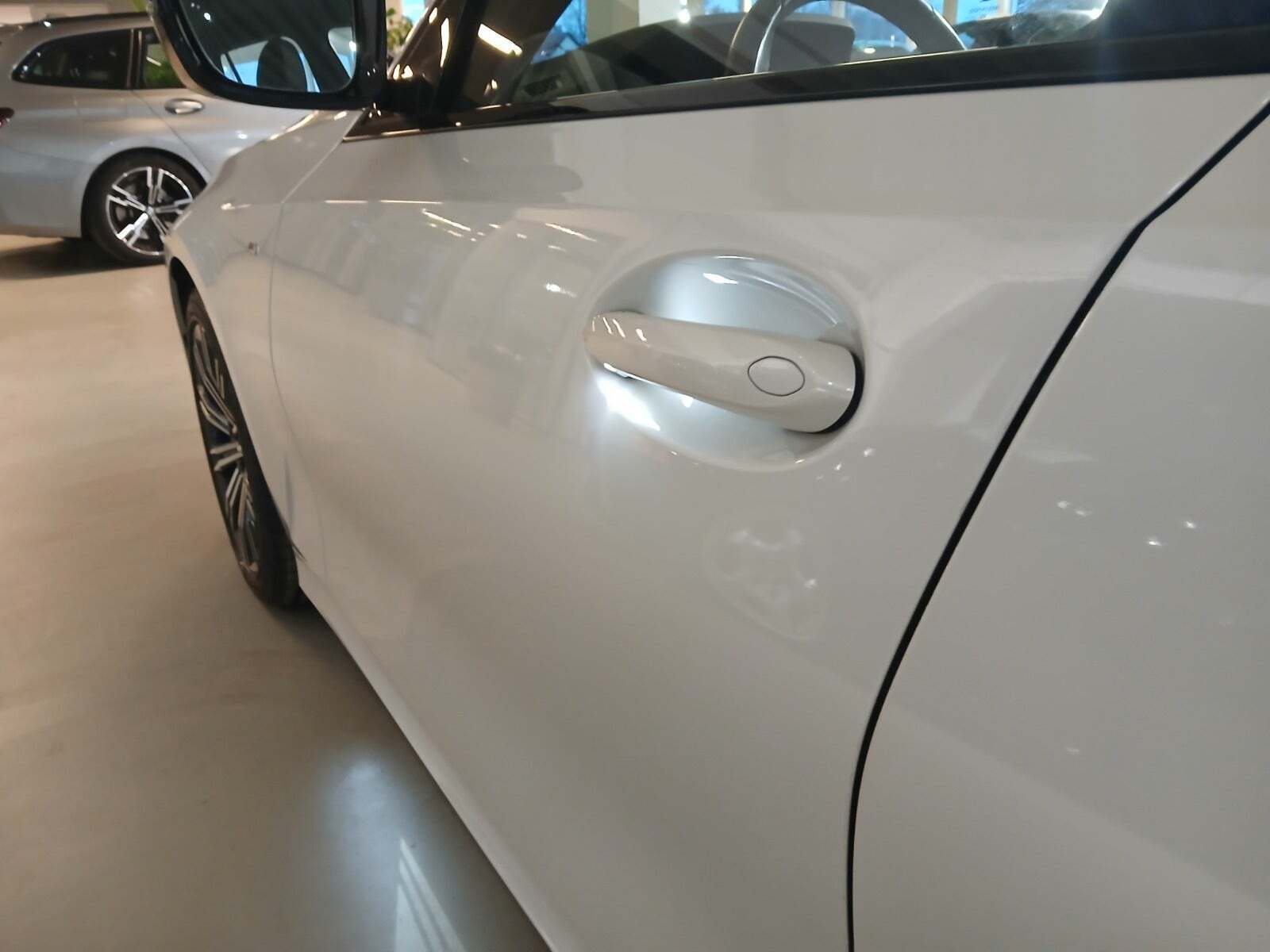 Hvid BMW 320i fra 2021