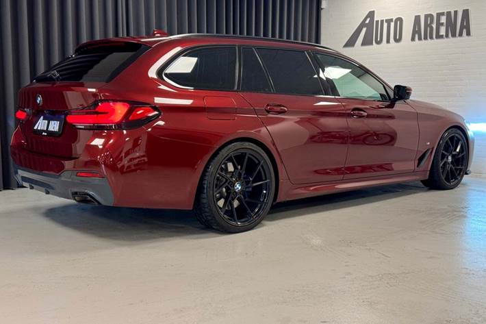 Rød BMW 530e fra 2021
