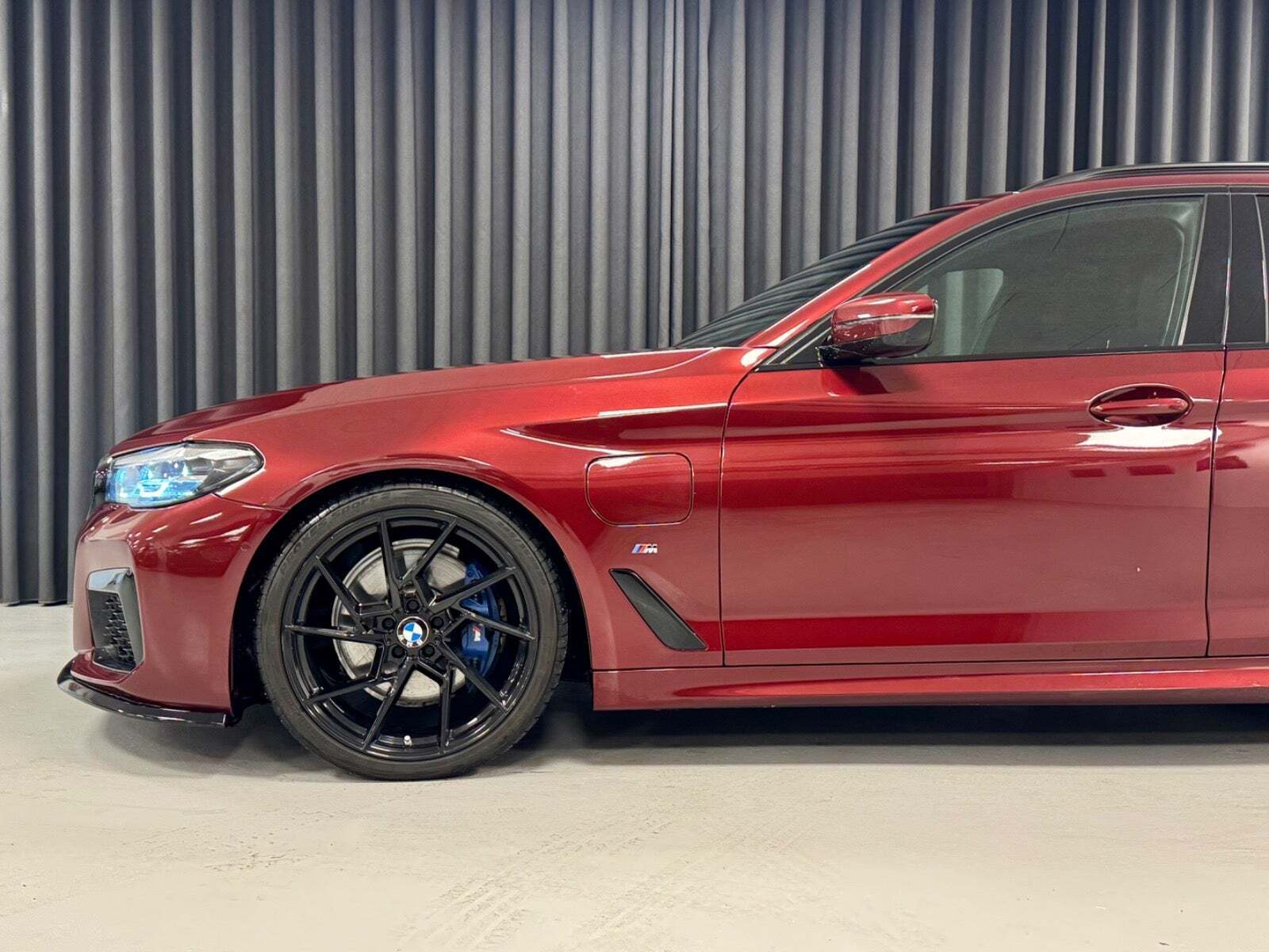 Rød BMW 530e fra 2021