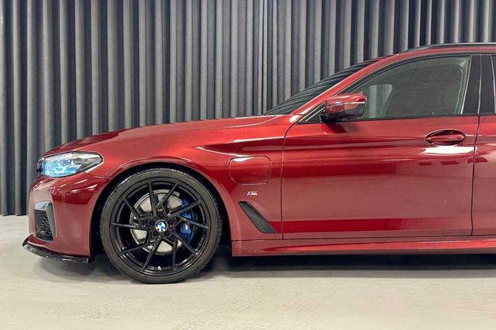 Rød BMW 530e fra 2021