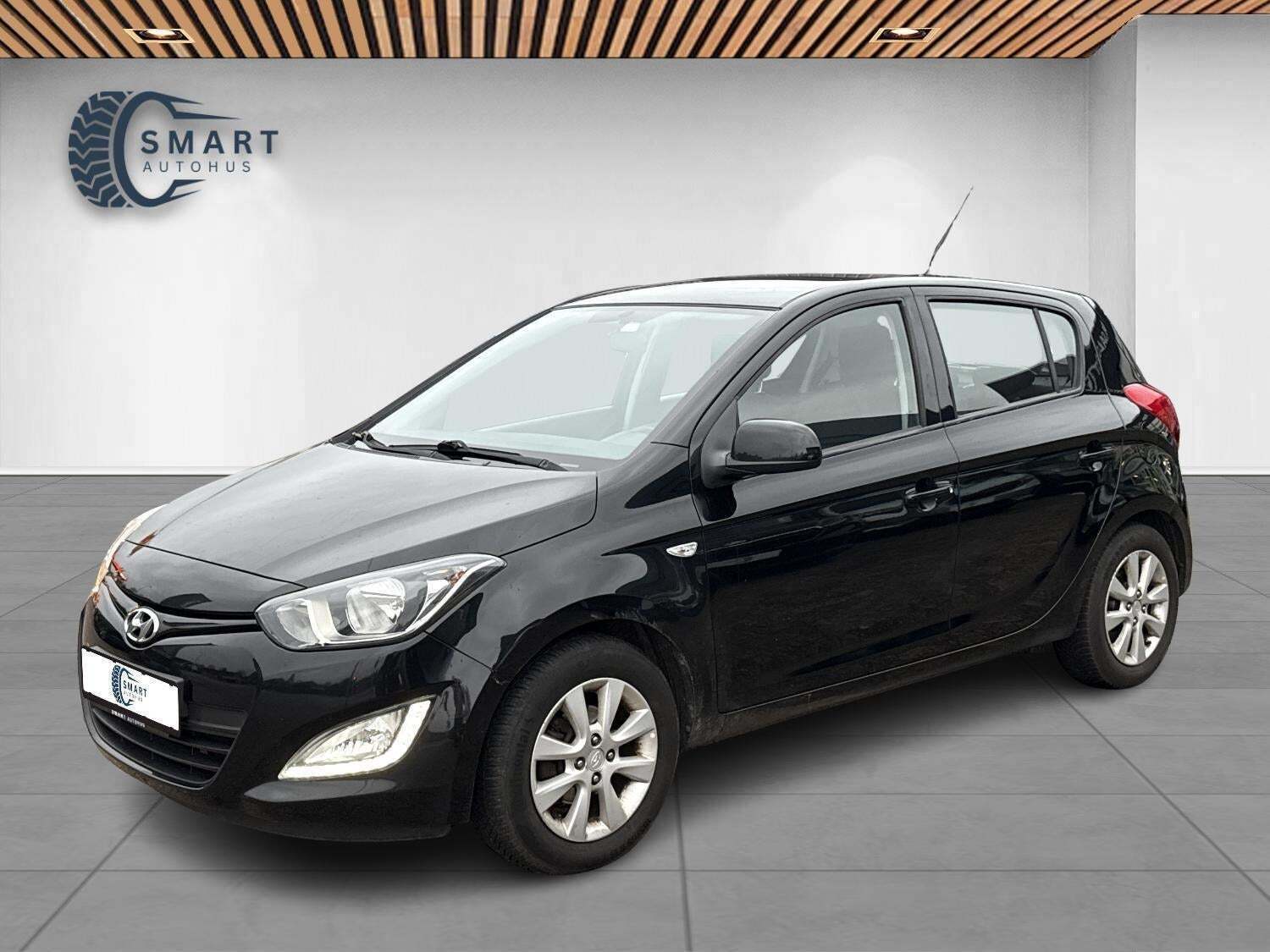 Sort Hyundai i20 fra 2013 set udefra