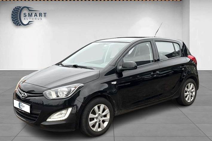 Sort Hyundai i20 fra 2013 set udefra