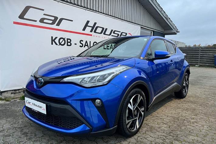 Blå Toyota C-HR fra 2022 set udefra
