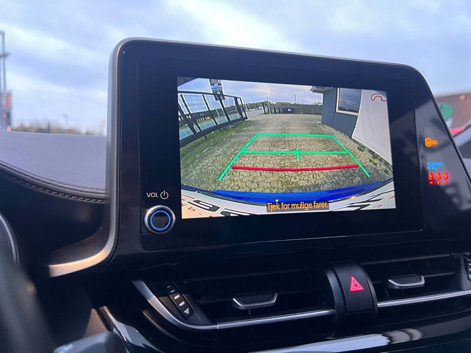 Blå Toyota C-HR fra 2022