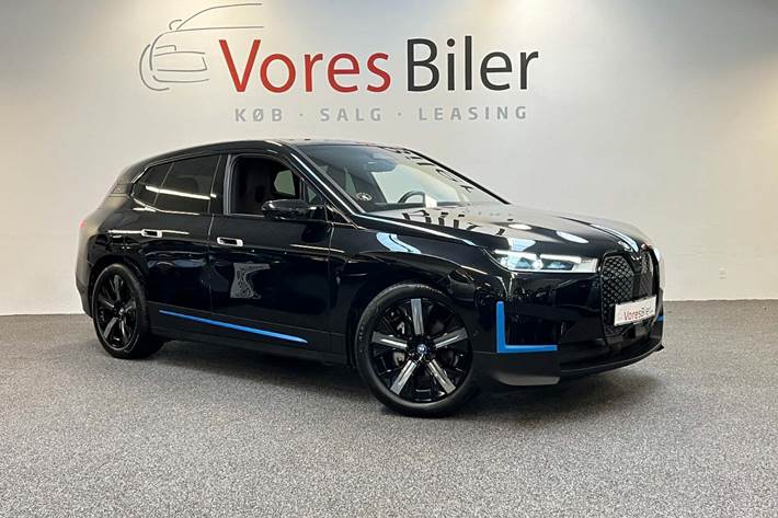 Sort BMW iX fra 2022 set udefra