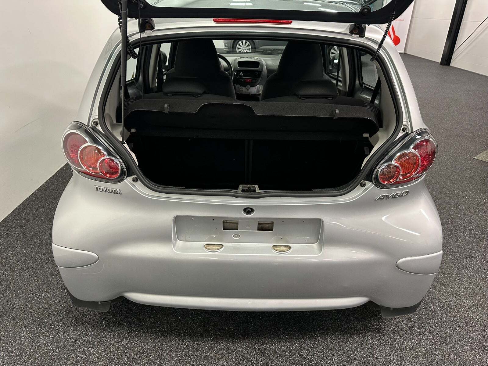 Sølv Toyota Aygo fra 2011