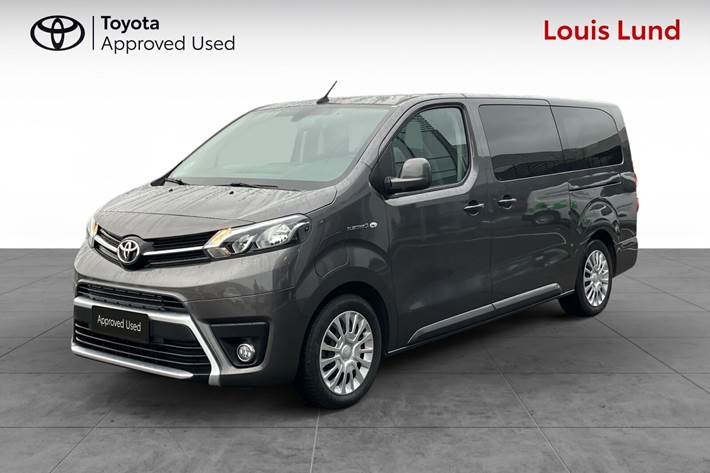 Grå Toyota Proace Verso Electric fra 2024 set udefra