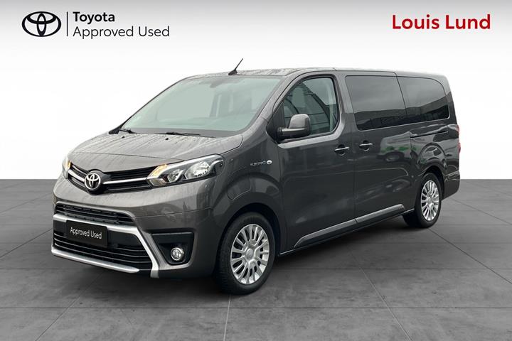 Grå Toyota Proace Verso Electric fra 2024 set udefra