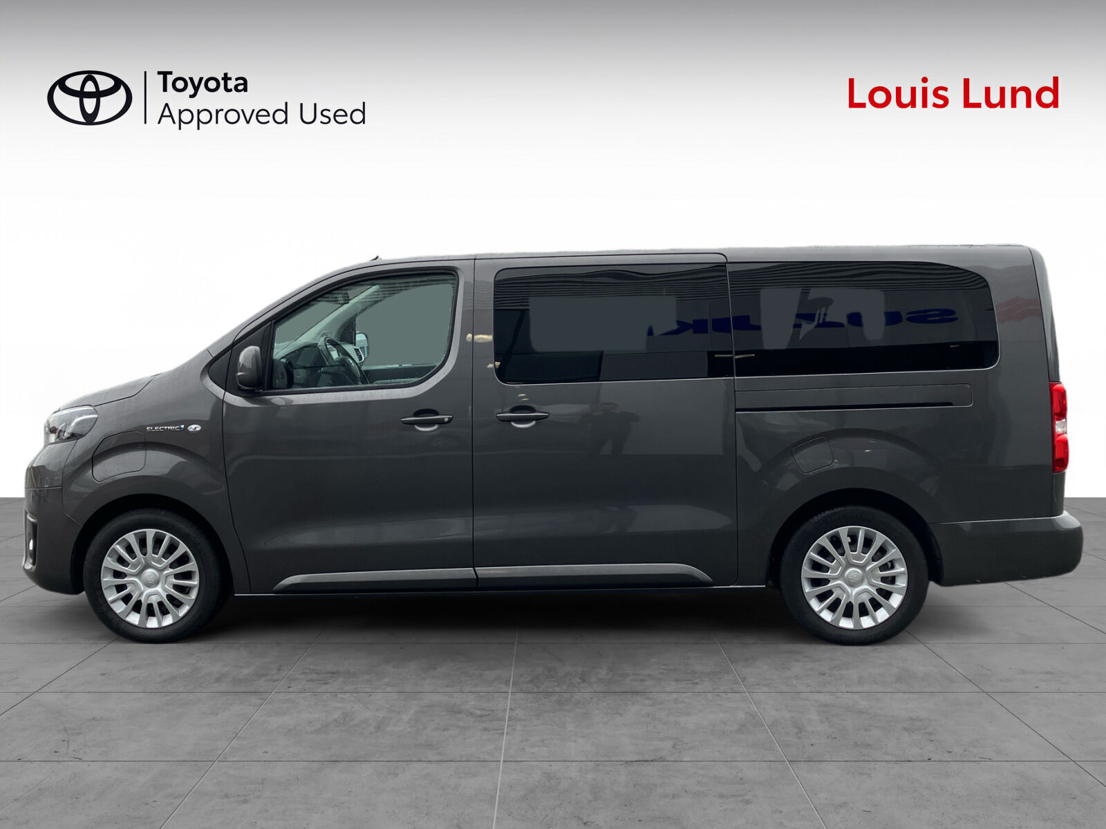 Grå Toyota Proace Verso Electric fra 2024 set udefra