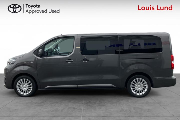 Grå Toyota Proace Verso Electric fra 2024 set udefra