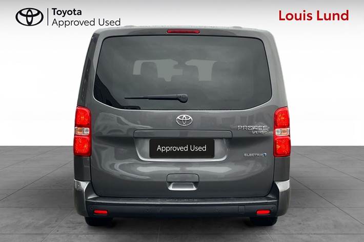 Grå Toyota Proace Verso Electric fra 2024 set udefra