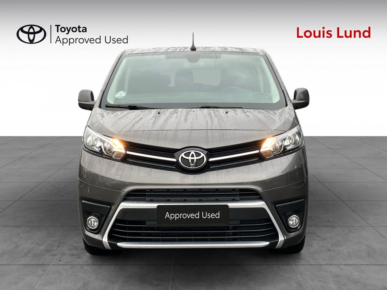 Grå Toyota Proace Verso Electric fra 2024 set udefra