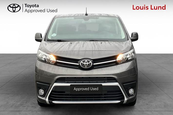 Grå Toyota Proace Verso Electric fra 2024 set udefra