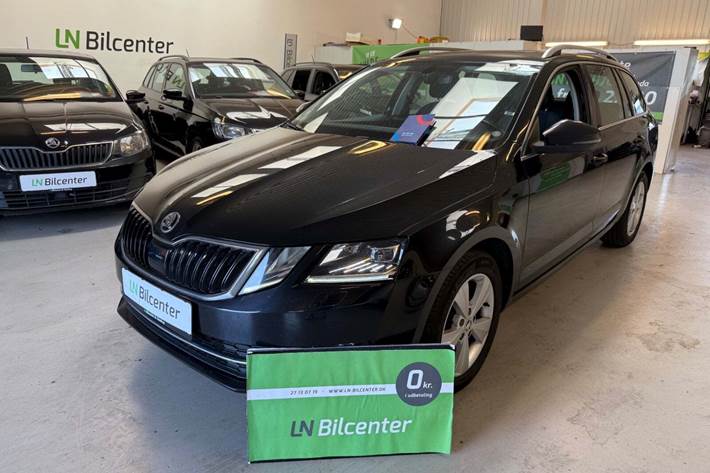 Sort Skoda Octavia fra 2018 set udefra