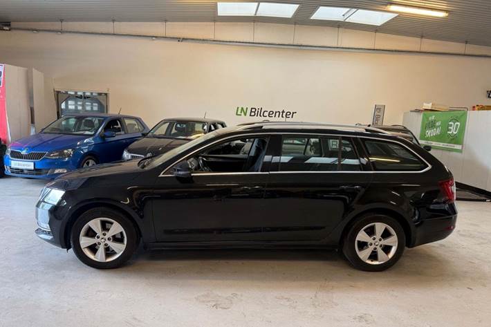 Sort Skoda Octavia fra 2018