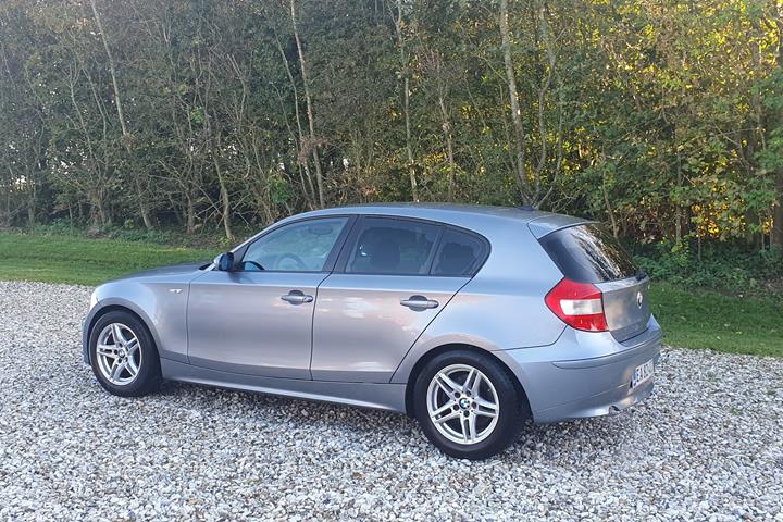 Blå BMW 120d fra 2004