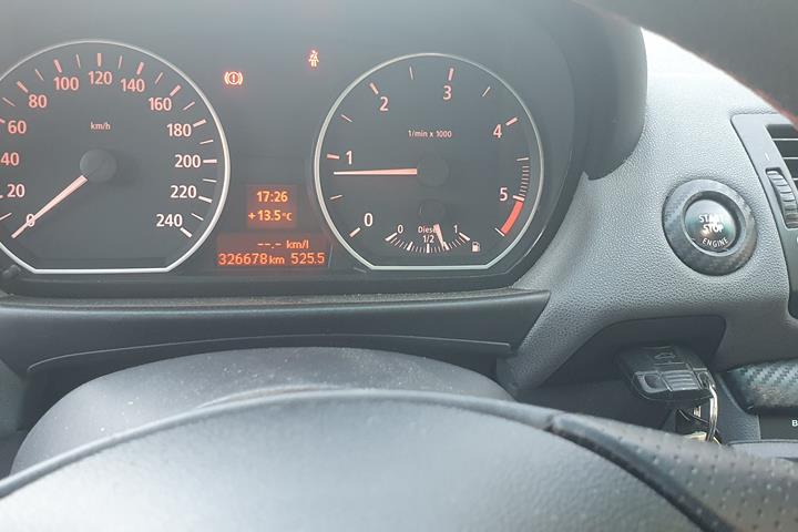 Blå BMW 120d fra 2004