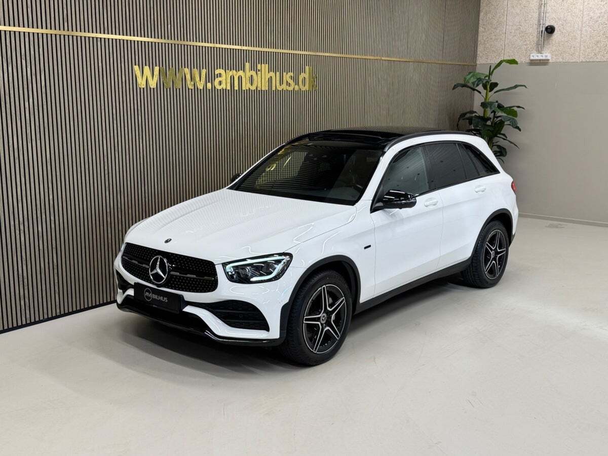 Hvid Mercedes GLC300 de fra 2021 set udefra