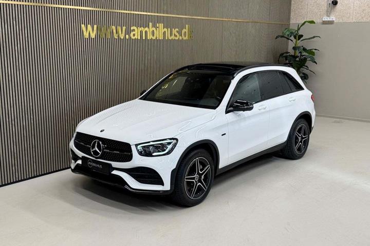 Hvid Mercedes GLC300 de fra 2021 set udefra