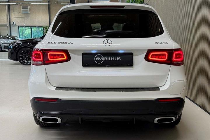 Hvid Mercedes GLC300 de fra 2021 set udefra