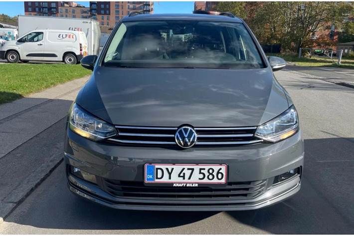 Grå VW Touran fra 2021