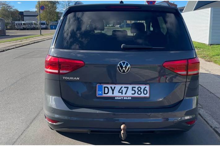 Grå VW Touran fra 2021