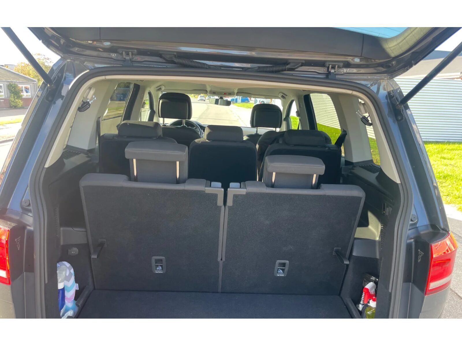 Grå VW Touran fra 2021