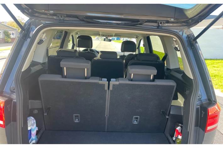 Grå VW Touran fra 2021