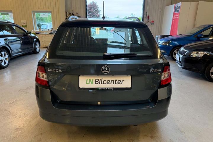 Grå Skoda Fabia fra 2018