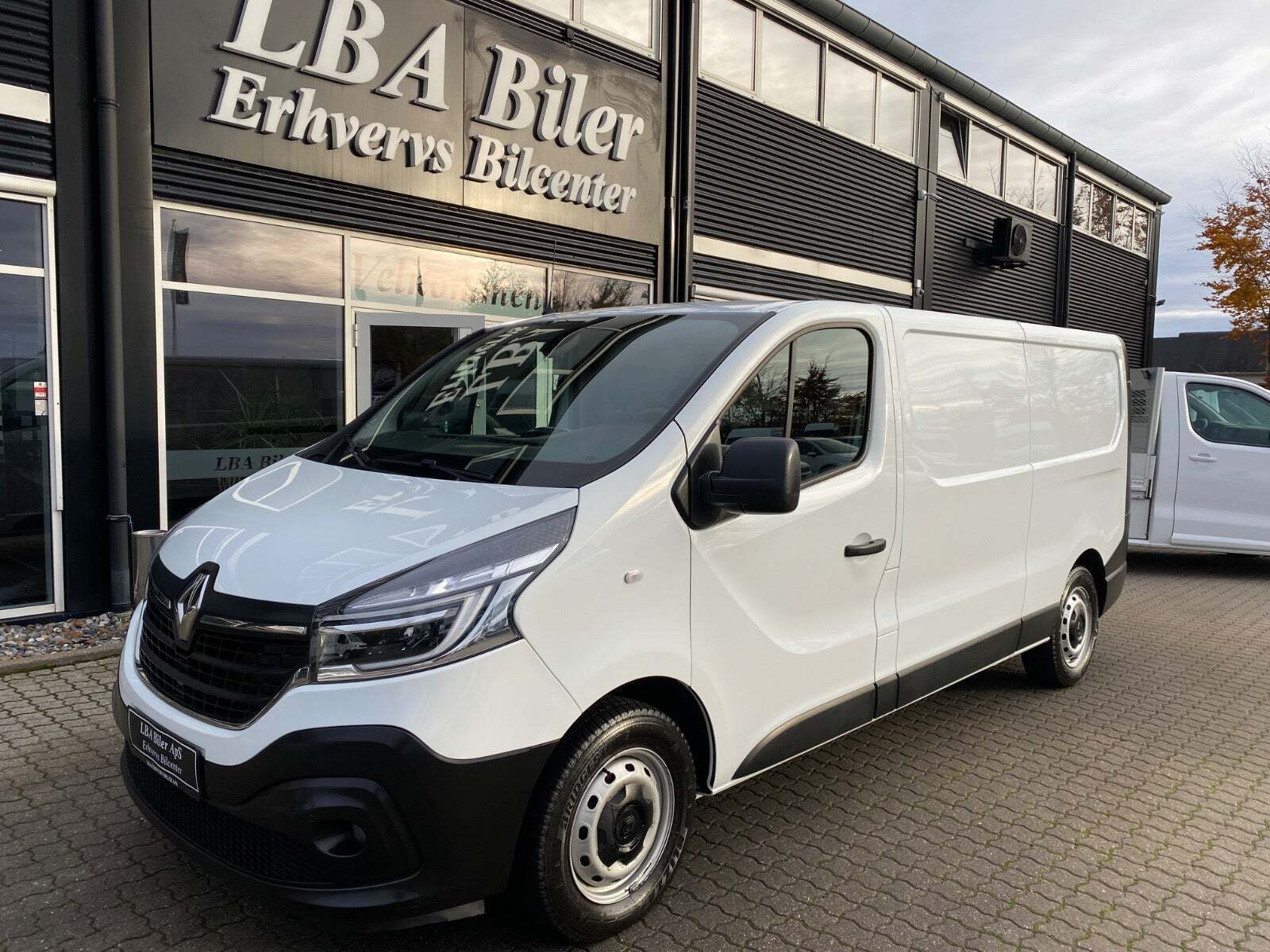 Hvid Renault Trafic T29 fra 2021 set udefra