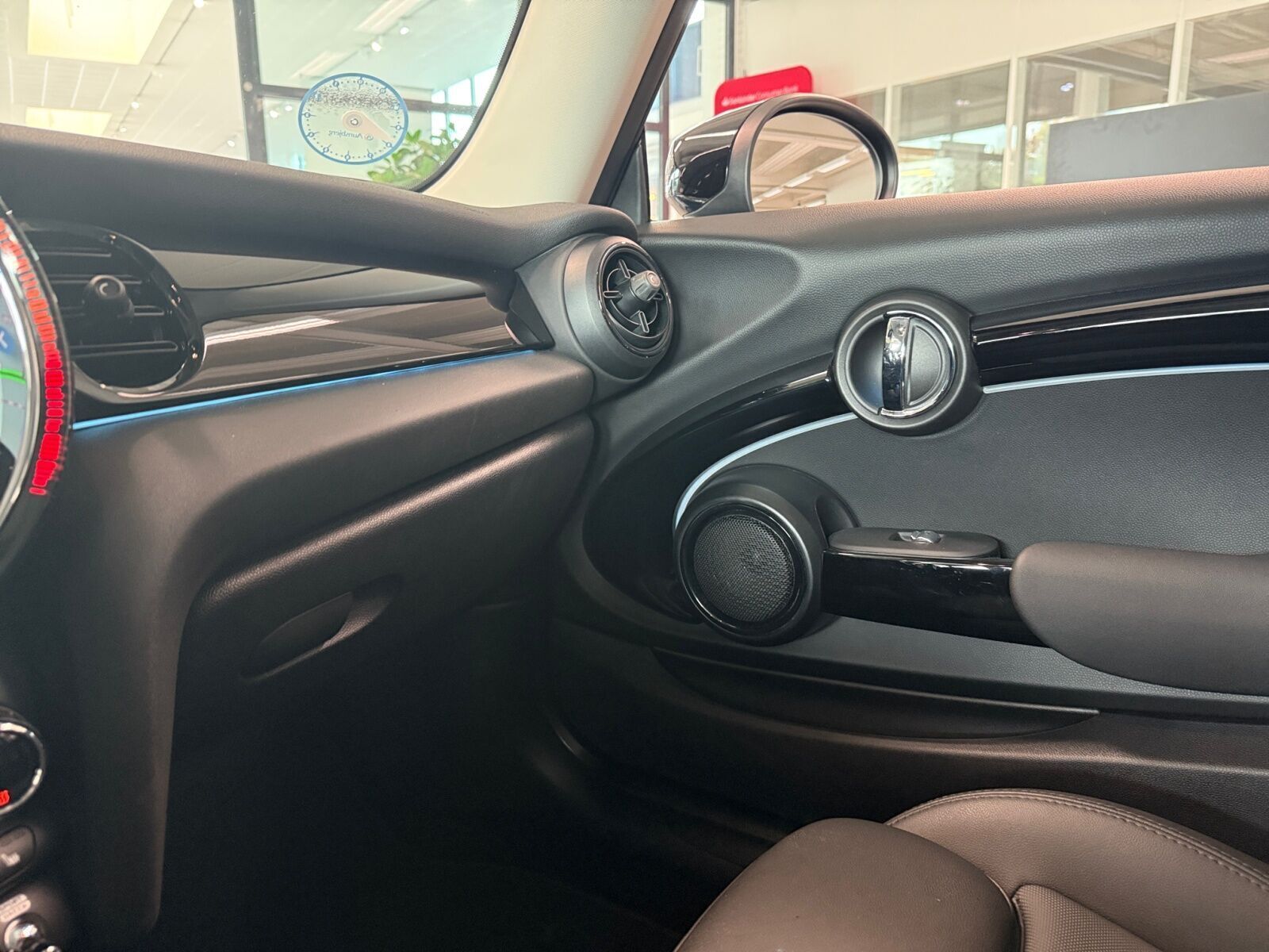 Blå Mini Cooper SE fra 2023