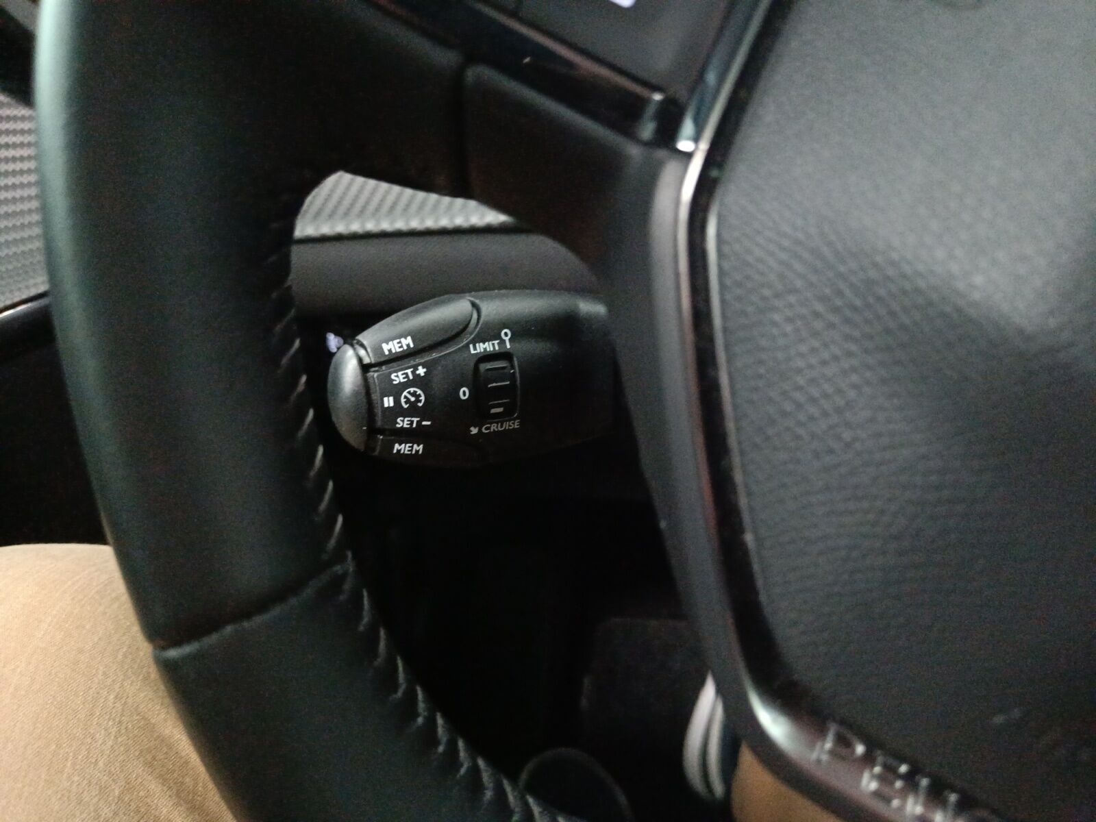 Grå Peugeot e-208 fra 2021